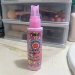 Amika Brooklyn Bombshell Blowout Spray - Vibrant Pink